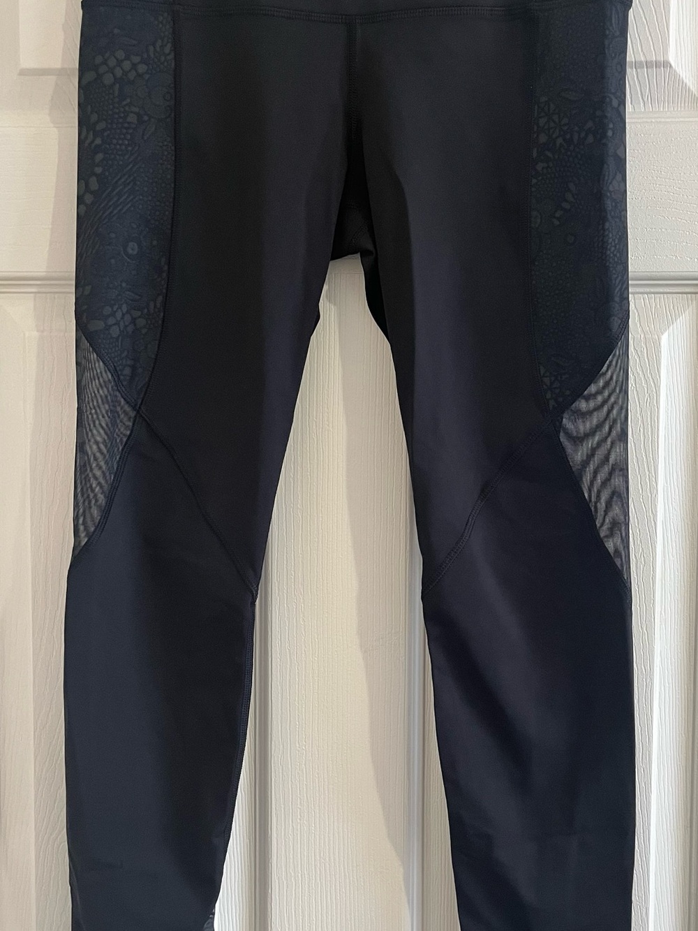lululemon athletica Black Leggings with Mesh Panels down outside legs. Size 8